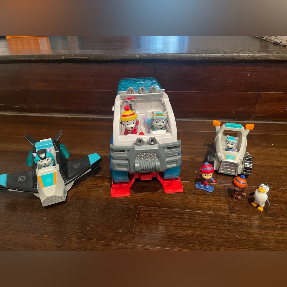 Paw Patrol Everest Winter terrain vehicle and Snow plow truck with figures
